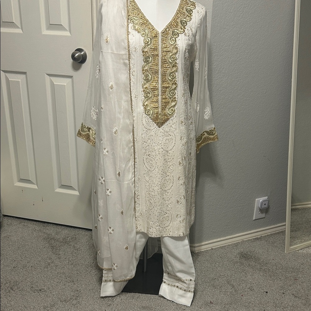 Off white and Gold shalwar kameez Duppatta Embroidered chicken kari chiffon. S-M